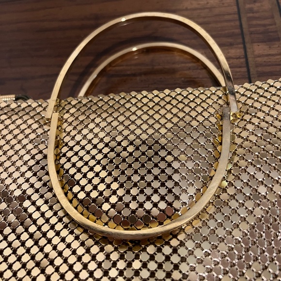 BEAUTIFUL NANCY SCOTT GOLD SEQUINED PURSE IN PRISTINE NEW CONDITION. - Picture 5 of 8